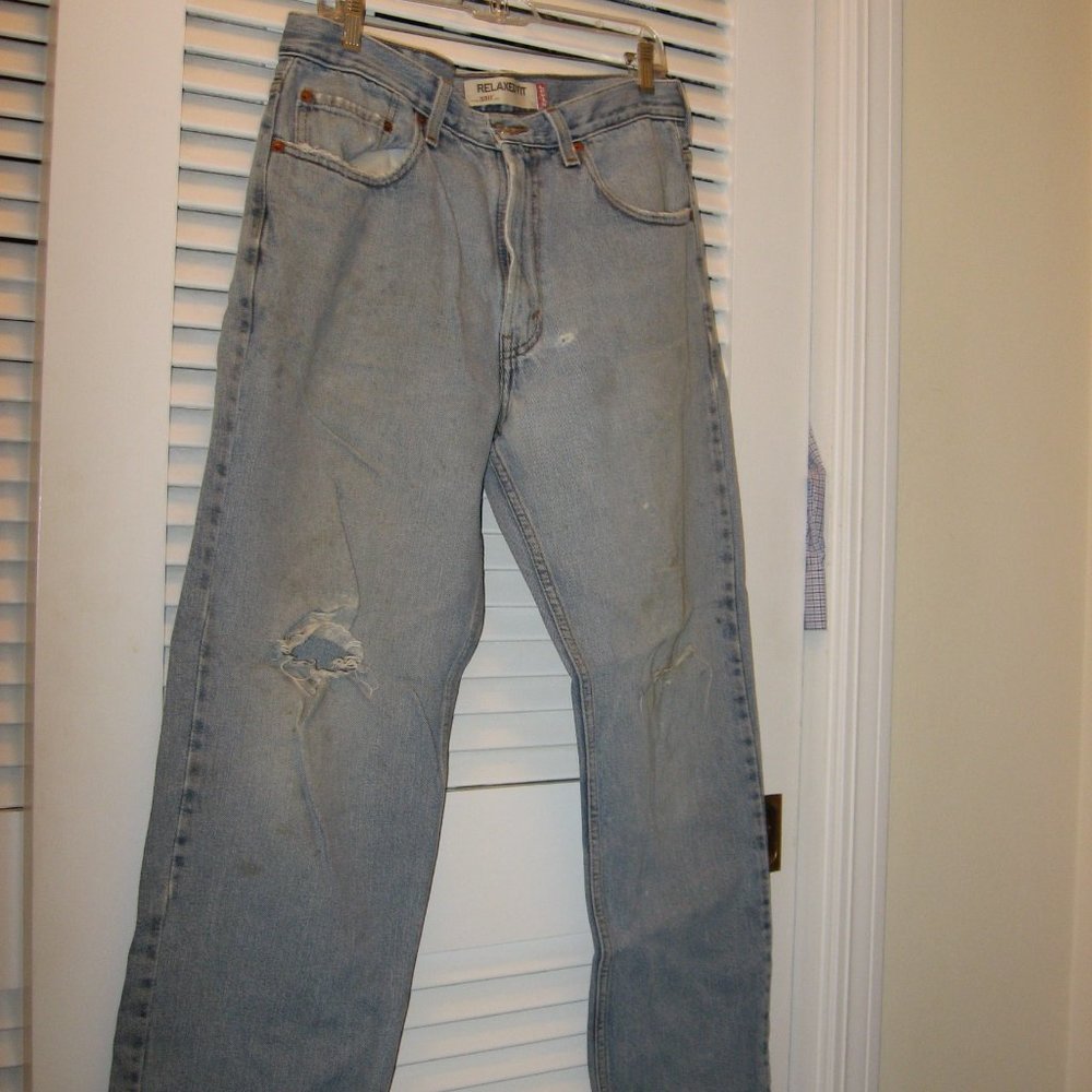 Men's Levi 550 34 x 34  distressed & torn jeans